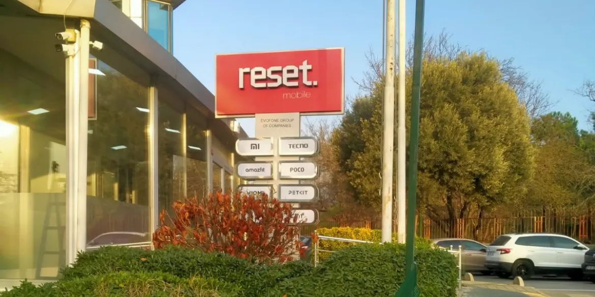Reset Mobile Mobil Cihaz Teşhir Standı Örneği