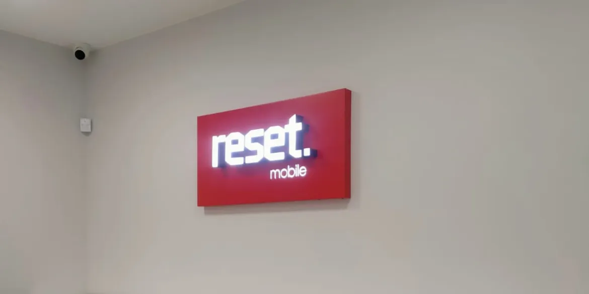 Reset Mobile Mobil Cihaz Teşhir Standı Örneği